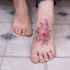 Delicate dots, delicate flower by Silo #silotattoo #Silo #geometric #dotwork #linework #realistic #realism #hyperrealism #watercolor #shapes #flowers #rose #rosebud #leaves #nature #tattoooftheday