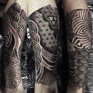The mandala inspired geometric black work is excellent,tattoo by Paul Davies. #pauldavies #blacktattoo #illustrativetattoo #geometrictattoo #dotstolines #mandala #lowerleg