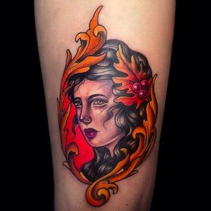 Tatuaje de cabeza de niña vívido y conmovedor de Jan Fresco.  #giftig #JanFresco #goodhandtattoo #neotraditional #coloredtattoo #girlhead