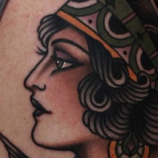Un primer plano de uno de los hermosos tatuajes de dama de Tony Nilsson (IG - tonybluearms).  #ladyhead #TonyNilsson #tradicional