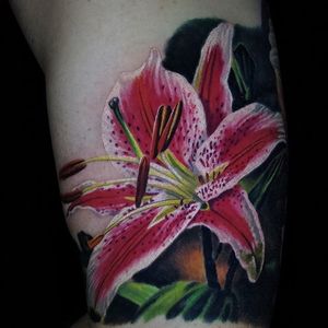 Gorgeous lily tattoo by Jamie Schene via @jamie_schene #lily #floral #realistic #realism #JamieSchene