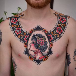 Tatuaje tradicional de Florian Santus #FlorianSantus #pecho #dama