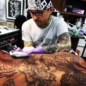 Tattooist Yutaro aka Warriorism hard at work on a huge back piece. (via IG—warriorism) #yutaro #warriorism #japanese #tradition #japanesetraditional #bangers