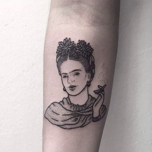 Blackwork Frida Kahlo Tattoo por Emily Alice Johnston #fridakahlo #fridakahlotattoo #fridakahlotattoos #blackworkfridakahlo #blackworkportrait #blackwork #EmilyAliceJohnston