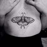 Tattoo da miga @rafamarchetti feita pelo #LucasVipieski #mariposa #moth #inseto #bug #deathmoth #pontilhismo #dotwork #blackwork #lua #moon #brazilianartist #tatuadoresdobrasil #underboob