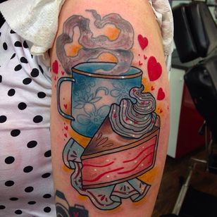 Precioso tatuaje de té y pastel de Jody Dawber @JodyDawber #JodyDawber #JodyDawbertattoo #Jaynedoeessex #UK #te #coffe #cake