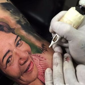 Ronald even signs his art masterpieces Photo from Ronald Horta on Instagram #RonaldHorta #hyperealism #realistic #colombiantattooers #tatuadorescolombianos #portrait