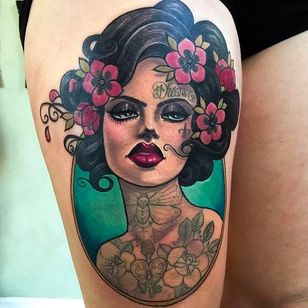 Tatuaje de mujer tatuada por Hannah Flowers @Hannahflowers_tattoos #Hannahflowerstattoos #girl #woman #lady #girltattoo #ladytattoo #Inkslavetattoos #tattooed #tattooedlady #retrato