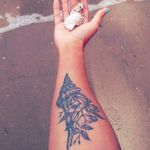 Tattoo por Cabelo Tattoo! #Cabelotattoo #tatuadoresbrasileiros #concha #conchatattoo #shell #shelltattoo #fineline #delicate #delicada #natureza #nature #flower #flor #flowers #flores