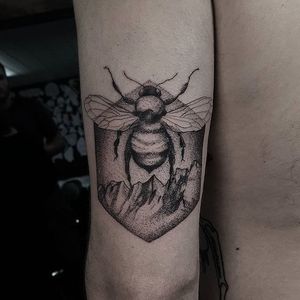 Bee tattoo by Arthur Perfetto. #ArthurPerfetto #blackwork #dotwork #pointillism #bee #mountain #hexagon
