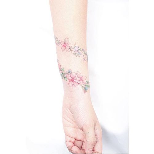 Tattoo Uploaded By Alex Wikoff Floral Bracelet By Mini Lau Via Ig Hktattoo Mini Feminine Flower Microtattoo Soft Delicate Mini Minilau Tattoodo