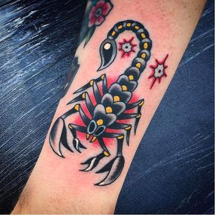 Tatuaje de escorpión de Saschi McCormack #traditional #color #scorpion #SaschiMcCormack #traditionalscorpion
