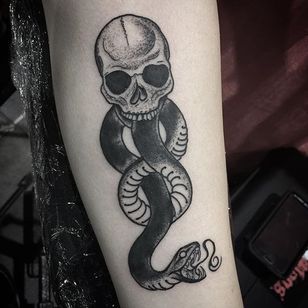 Tatuaje Dark Mark de Alexis Kaufman #darkmark #blackwork #blckwrk #snake #skull #blackink #blacktattoos #blackworkartist #AlexisKaufman