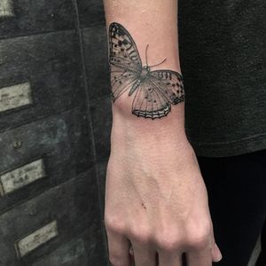 Borboleta por Melissa Khouri! #MelissaKhouri #tatuadorasbrasileiras #tatuadorasdobrasil #tattoobr #tattoodobr #blackwork #neotrad #neotraditional #neotradicional #newtraditional #butterfly #borboleta