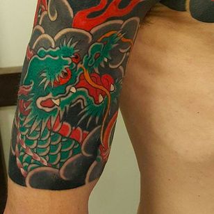 Primer plano de un tatuaje de dragón sólido de Freddy Leo.  #FreddyLeo #japanese stiltattoo #irezumi #BuenosAires #dragon #ryu