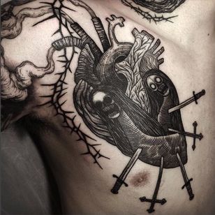 Tatuaje de corazón anatómico espeluznante por Ildo Oh #IldoOh #blackwork #anatomicalheart
