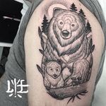 A mamma bear and her cub by Lawrence Edwards (IG—feraleyes). #animals #bears #blacktattoo #lawrenceedwards #pointillism