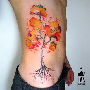 Tatuaje de árbol por Rodrigo Tas #WatercolorTattoo #WatercolorTattoo #WatercolorArtists #Watercolor #Brazil #BrazilianTattooArtists #RodrigoTas #tree #watercolortree