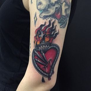 Tatuaje del sagrado corazón por Marco Varchetta #sacredheart #traditional #traditionaltattoo #oldschool #boldwillhold #italiantattooartist #MarcoVarchetta