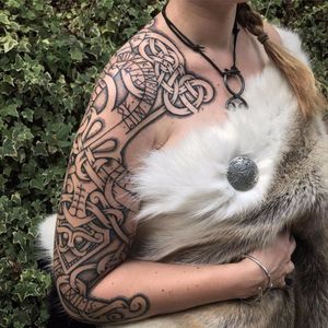 Pra se sentir a própria Lagertha #SeanParry #viking #nordic #nordico #vikingstyle #tatuagemviking #culturanordica #mitologianordica #blackwork #dotwork #pontilhismo