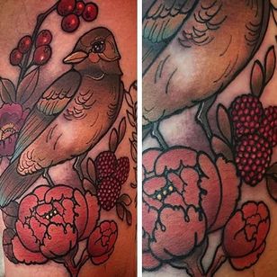 Tatuaje de pájaros, flores y bayas por Sydney Dyer.  #neotradicional # pájaro #flores # bayas #SydneyDyer