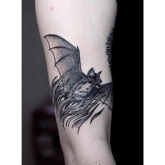 Tatuaje de murciélago por Pavlo Balytskyi