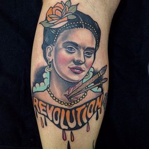 Tatuaje de Frida Kahlo por Luca Degenerate