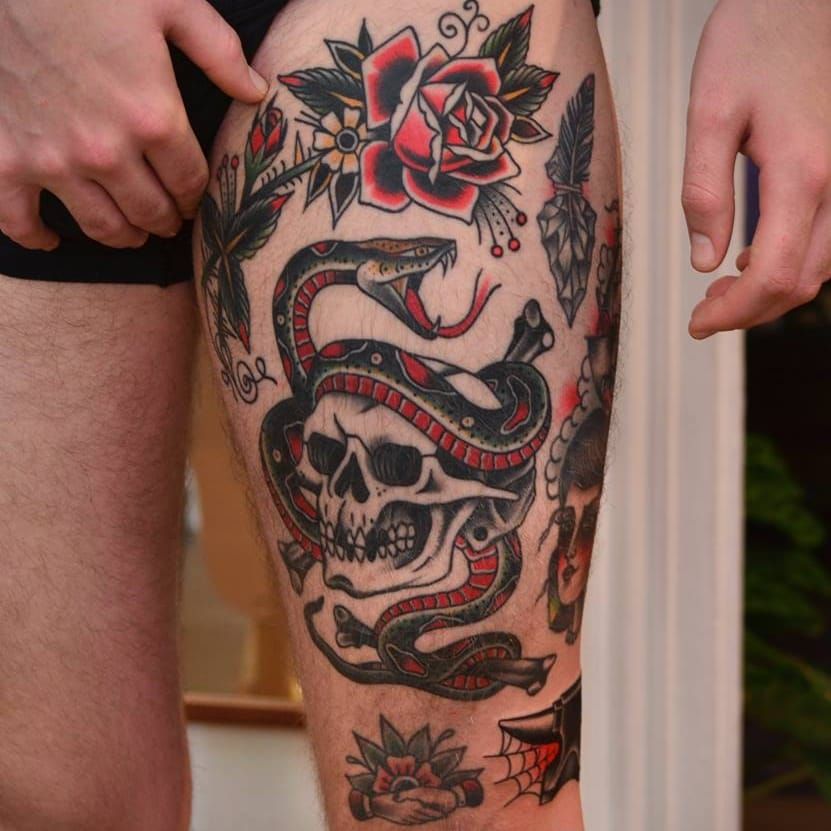 Tatuaje de calavera de Florian Santus #FlorianSantus #tradicional #oldschool #kraniet #slange #rose