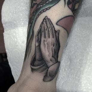 Tatuaje de manos rezando por Gianluca Fusco #prayinghands #blackandgrey #blackandgreyart #fineline #blackandgreyartist #GianlucaFusco