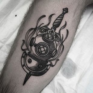 Tatuaje de casco de buceo por Terry James