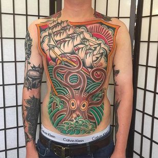 Barco vs.  frontal de calamar gigante.  Gran tatuaje de Nick Mayes.  #NickMayes #NorthSeaTattoo #traditional tattoo #classic tattoos # octopus #ship