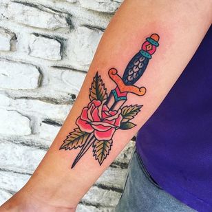 Tatuaje de rosa y daga de Randy Conner.  #tradicional #RandyConner #rosa #flor # daga
