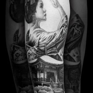 Delicate linework in this stunning tattoo. Tattoo by Steve Toth. #SteveToth #BritishTattooer #blackandgrey #realism #hyperrealism #MonumentalInk #geisha #pagoda