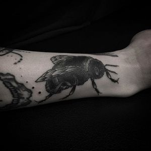 Bumble Bee Tattoo by Aru Tattoo #bumblebee #bee #insect #bug #blackworkinsect #blackinsect #creatures #Aru #AruTattoo