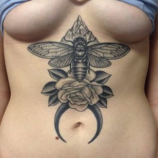 Hermoso tatuaje de insecto en el esternón a través de @javierbetancourt #JavierBetancourt #blackandgrey #traditional