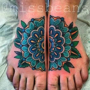 Traditional Flower Tattoo by Jessie Beans #flower #traditionalflowertattoo #colorfultattoo #traditional #traditionaltattoo #boldtattoos #brigthtattoos #JessieBeans