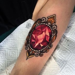 Tatuaje de joya por Olie Siiz
