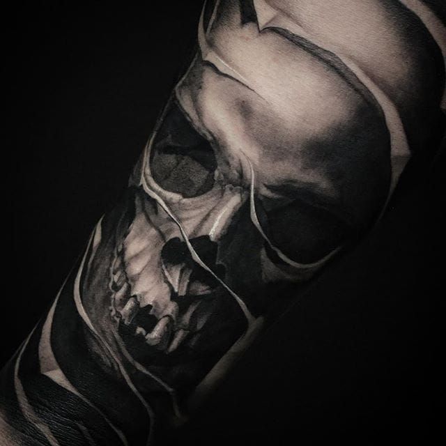 Tatuaje de calavera negra y gris de Ben Thomas.  # negro gris # realismo # calavera #BenThomas