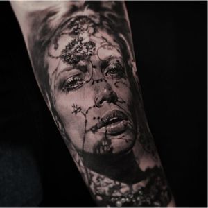 Stunning portrait tattoo by JeongHwi #JeongHwi #blackandgrey #realistic #portrait