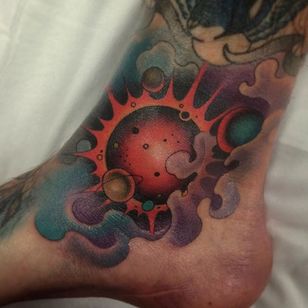Tatuaje de planeta por Henri Middlemass #planet #newschool #newschoolartist #bold #australianartist #HenriMiddlemass