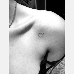 Tiny heart tattoo on actress Bella Thorne. By Daniel Winter. #singleneedle #fineline #heart #BellaThorne #linework #DanielWinter