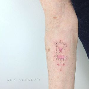 Fine line tattoo by Ana Abrahão. #AnaAbrahao #fineline #subtle #pastel #girly #hourglass #pink