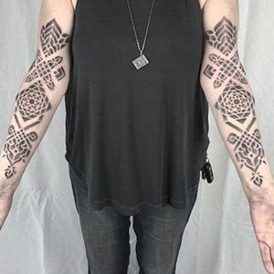 Sometimes Nathan Mould's ornamental tattoos are more geometric and minimalist than heavily embellished. #arms #geometric #NathanMould #ornamental #stippled