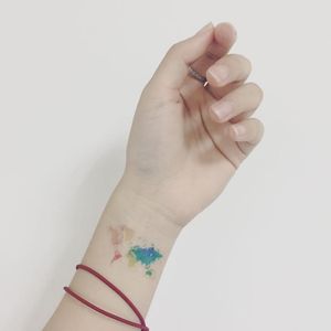 Cute micro map tattoo via @xhemilypan on Instagram #world #map #worldmap #color #kleur #colorful #tattoo  #maptattoo