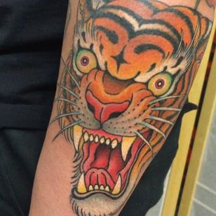 Otro tatuaje sólido de cabeza de tigre realizado por Graham Beech.  #GrahamBeech #NeoTraditional #AnimalTattoos #tigerhead #tiger
