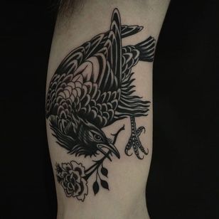 Tattoo by Franco Maldonado #FrancoMaldonado #black gray #illustrative #neutraditional #darkart #surrealistic #crow #bird #feather #wings #rose #rose bud #leaves #naturaleza #linework