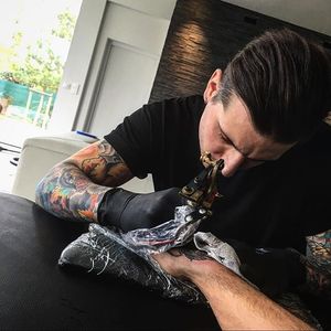 Marty adding more ink to Kurzawa's ever growing tattoo collection (Via Instagram @kurzawa_20) #kurzawa #layvinkurzawa #kurzawatattoo #kurzawatattoos #psg #football #footballer #sports #tattooedcelebrity #tattooedceleb #MartyEarly