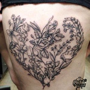 Lindíssimo coração com flores! #flor #corações #minimalista #fineline #blackwork #delicada #talentonacional #rioink #mabiareal #brasil #brazil #portugues #portuguese #tattoodo