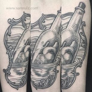 Tatuaje de corazón en una botella por Sam Rulz #IllustrativeTattoos #Illustrative #Etching #Illustration #Blackwork #SamRulz #heart #bottle