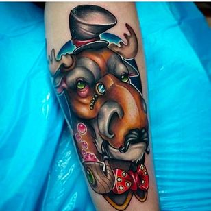 Gentleman elk disfruta de su pipa, tatuaje radical de Josh Herman.  #JoshHerman #MAYDAYtattoo #NewSchool #ColoredTattoo #moose #gent #pipe #gentleman